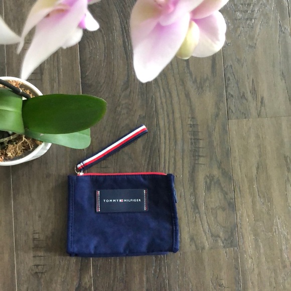 🔥3/$20 Make up pouch with body wash - Picture 2 of 9